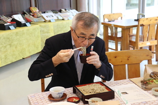 そばを試食する奥塚市長