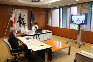 会議の様子（奥塚市長は写真左）