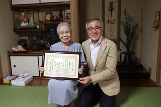 記念写真（奥塚市長は写真右）