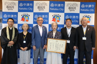 記念写真（奥塚市長は写真左から3番目）