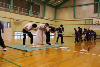 大型のひもぎり式による採火の様子