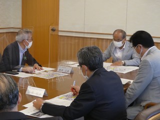 広瀬知事に説明する奥塚市長