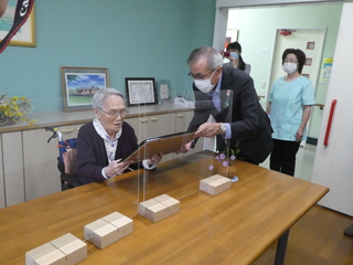 お祝いの言葉を伝える（写真右）