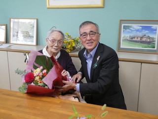 記念写真（奥塚市長は写真右）