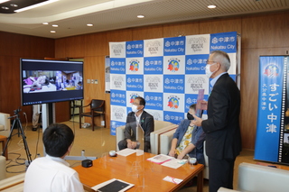 お礼の言葉を伝える奥塚市長（写真右）