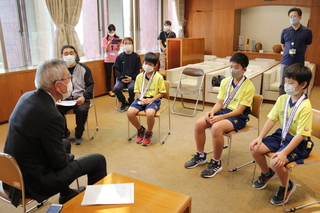 歓談の様子（奥塚市長は写真左）