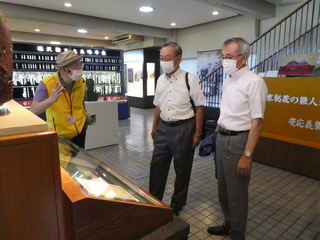 福澤記念館を視察（奥塚市長は写真右）