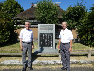 福澤諭吉旧居での記念写真（奥塚市長は写真左）