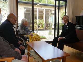 歓談の様子（奥塚市長は写真右）