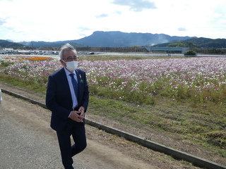 三光コスモス園を見学する奥塚市長