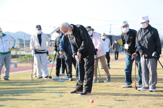 始球式で球を打つ奥塚市長