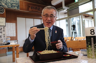 新そばを試食する奥塚市長