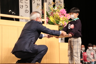 表彰の様子（奥塚市長は写真左）