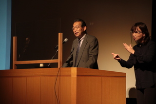 記念講演会の様子（講師の佐藤佳弘さん）