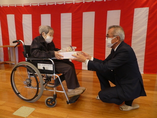 記念品を渡す奥塚市長（奥塚市長は写真右）