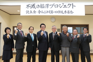 記念写真（奥塚市長は写真右から4番目）