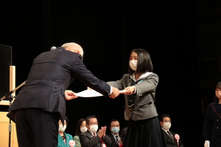 最優秀賞者に表彰状を渡す奥塚市長