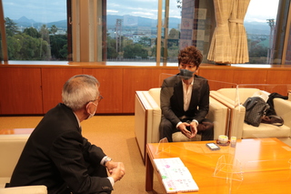 歓談の様子（奥塚市長は写真左）