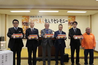 記念写真（奥塚市長は左から3番目）