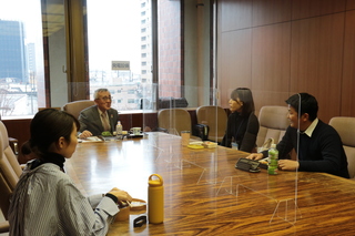 2年目職員と話す奥塚市長（写真左から2番目）