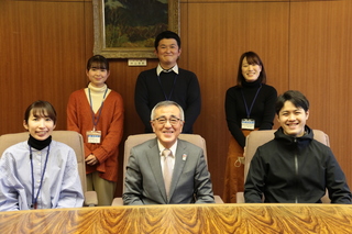 2年目職員と奥塚市長（写真前列中央）