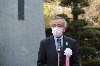 あいさつする奥塚市長