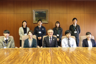 新採用職員と奥塚市長（写真前列中央）