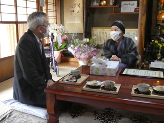 歓談の様子（奥塚市長は写真左）