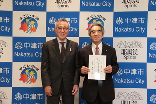 記念写真（奥塚市長は写真左）