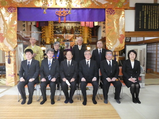 記念写真（奥塚市長は写真前列右から3番目）