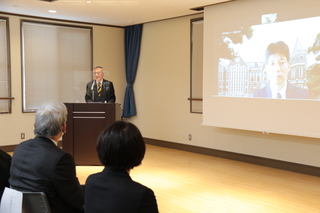 講演会であいさつをする奥塚市長