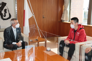 歓談する奥塚市長（写真左）