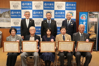 記念写真（奥塚市長は写真後列左）