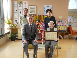 記念写真（奥塚市長は前列左）