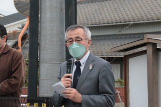 あいさつする奥塚市長