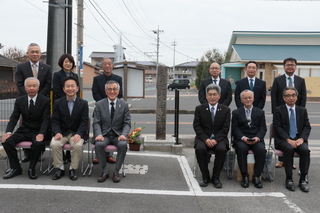 記念写真（奥塚市長は写真前列左からから3番目）