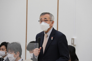 あいさつする奥塚市長