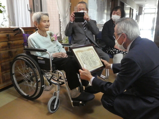 お祝い状を読み上げる奥塚市長