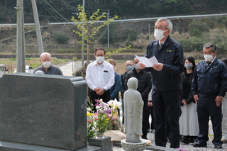 参拝する奥塚市長（写真中央）