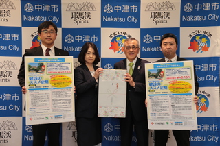記念写真（奥塚市長は写真右から2番目）