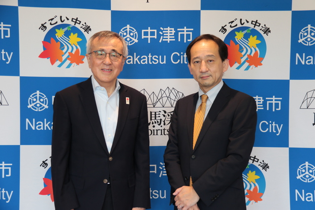 鈴木支店長と奥塚市長の記念写真