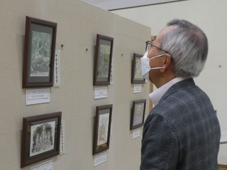 中津市長賞の作品を見る奥塚市長