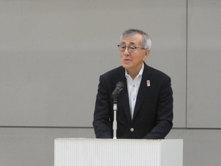 あいさつする奥塚市長