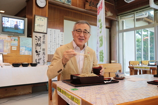 そばを試食する奥塚市長