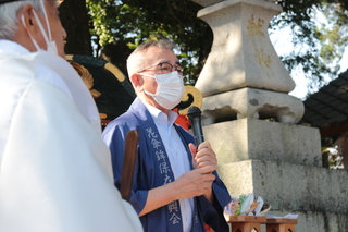 あいさつする奥塚市長