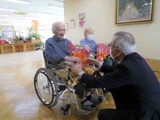 代表者に花束を贈呈する奥塚市長