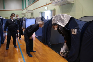 中津東体育館での訓練を視察する奥塚市長