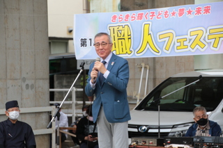 あいさつをする奥塚市長