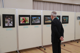 作品を見つめる市長