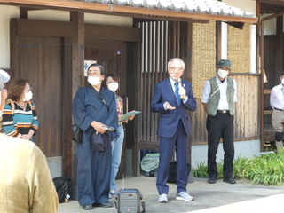 あいさつをする奥塚市長